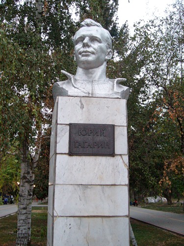 Азов. Памятник Гагарину